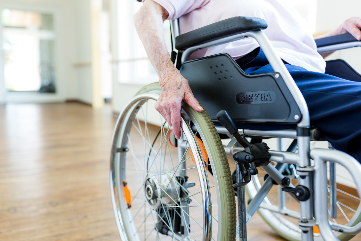 Patientin im Rollstuhl im Flur
